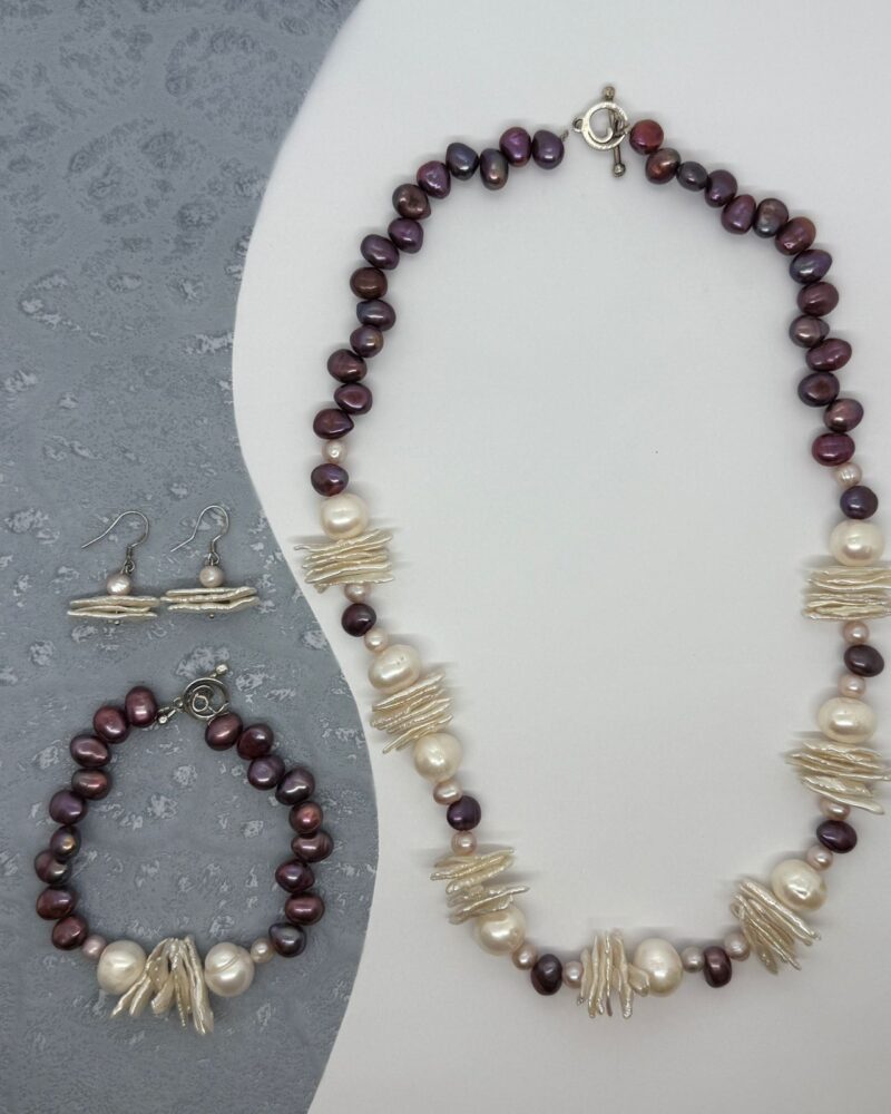 Collar, pulsera y aretes con perlas cultivadas barrocas, redondas y ovaladas