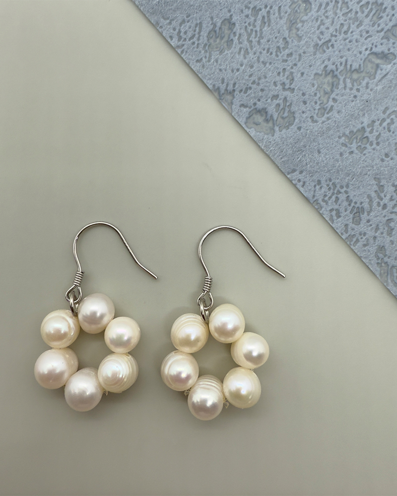Arete gancho plata 9.25 y perlas forma de circulo