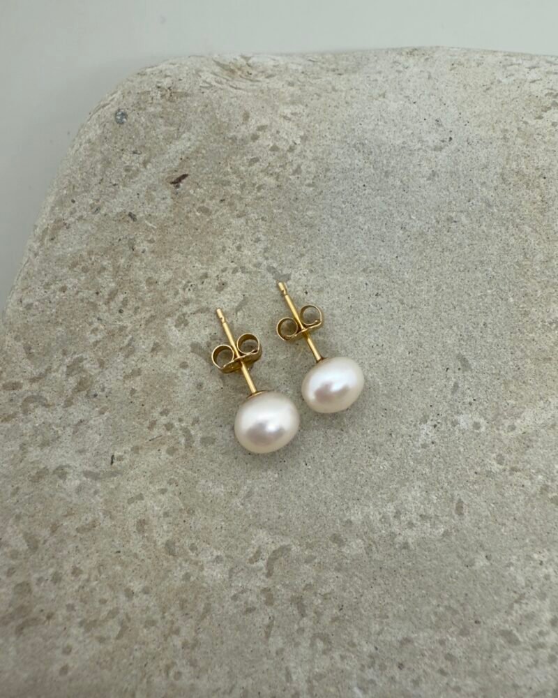 Arete de oro 10k con perlas cultivadas pequenas