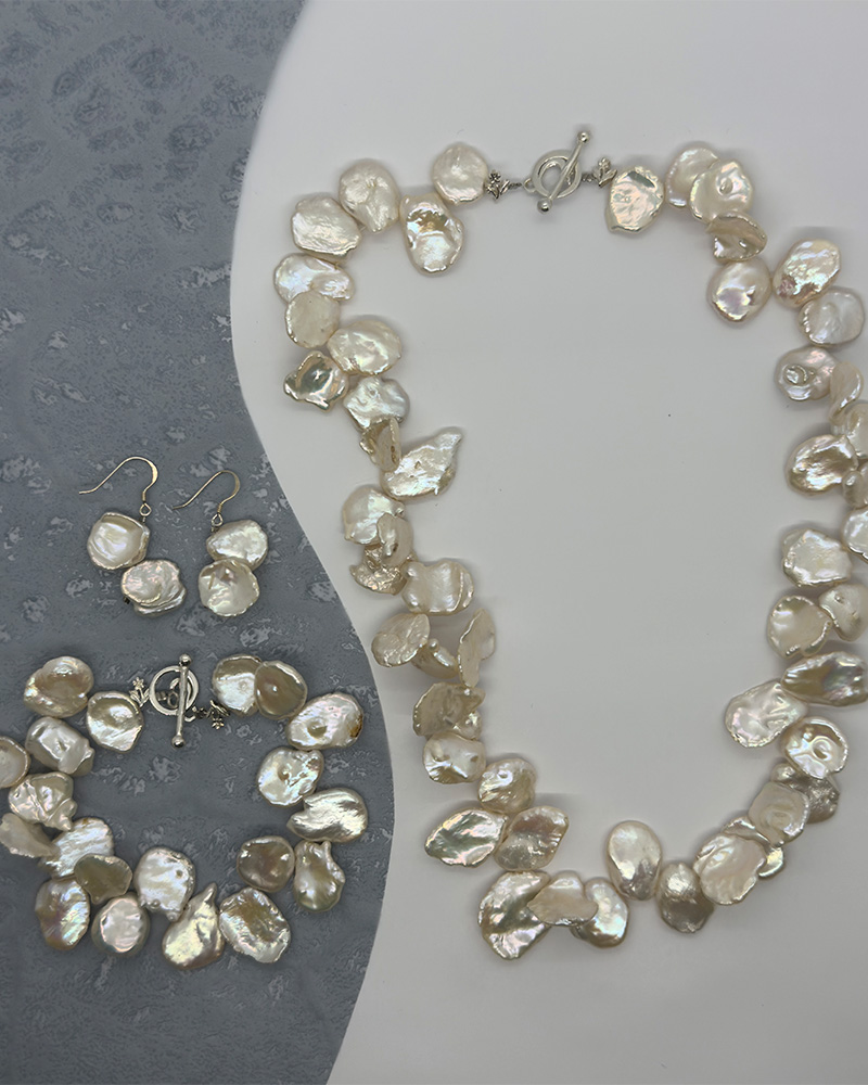 Collar, aretes y pulsera con perlas cultivadas barrocas, cierre de collar y ganchos de arete en plata 9.25