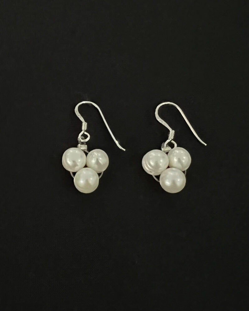 Arete gancho plata 9.25 y 3 perlas cultivadas forma uva