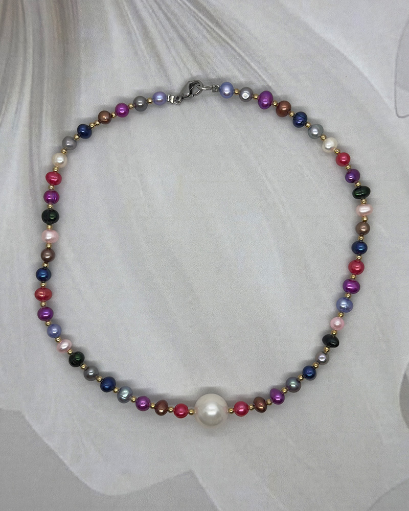 Collar seguido de perlas de colores y perla blanca de 12mm