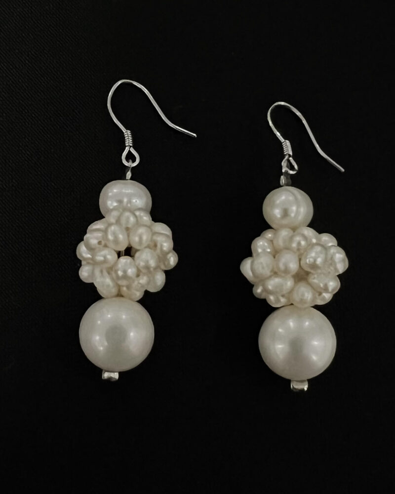 Arete gancho plata 9.25 y perlas cultivadas forma circular