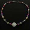 Collar seguido de perlas de colores y perla blanca de 12mm - Imagen 2