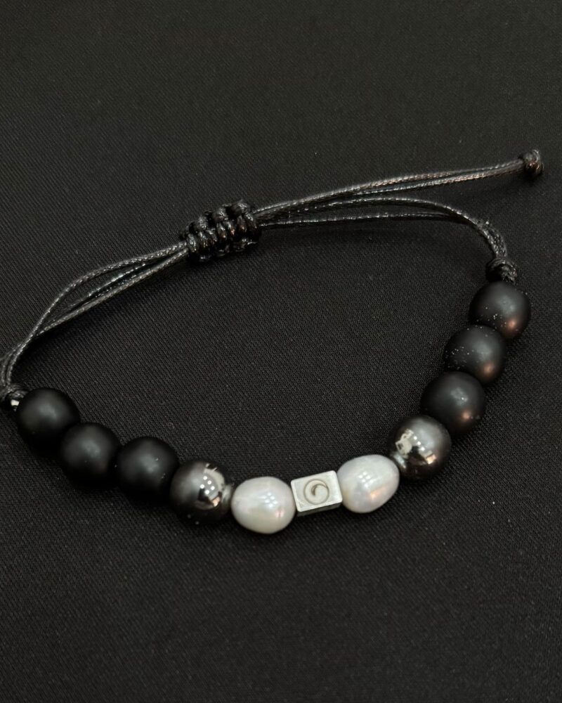 Pulsera ajustable para hombre con perla cultivada de 8mm gris, onix mate y distinto MH HERZOG