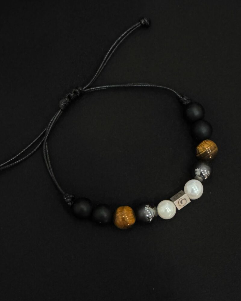 Pulsera ajustable para hombre con perla cultivada de 10mm con piedra onix mate, ojo de tigre y distintivo MH HERZOG
