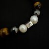 Pulsera ajustable para hombre con perla cultivada de 10mm con piedra onix mate, ojo de tigre y distintivo MH HERZOG - Imagen 2