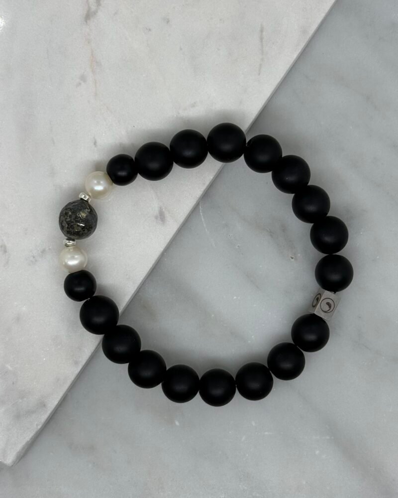 Pulsera elástica con piedra onix y centro de piedra y perlas cultivadas