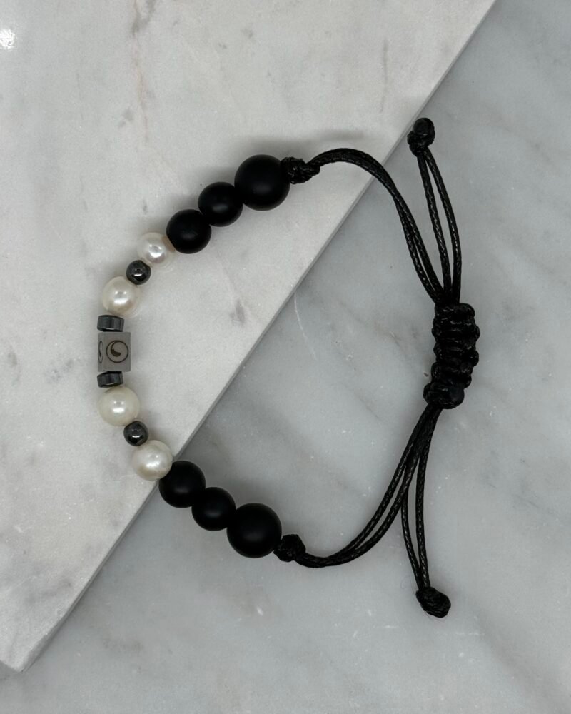 Pulsera ajustable con piedra onix y perlas cultivadas