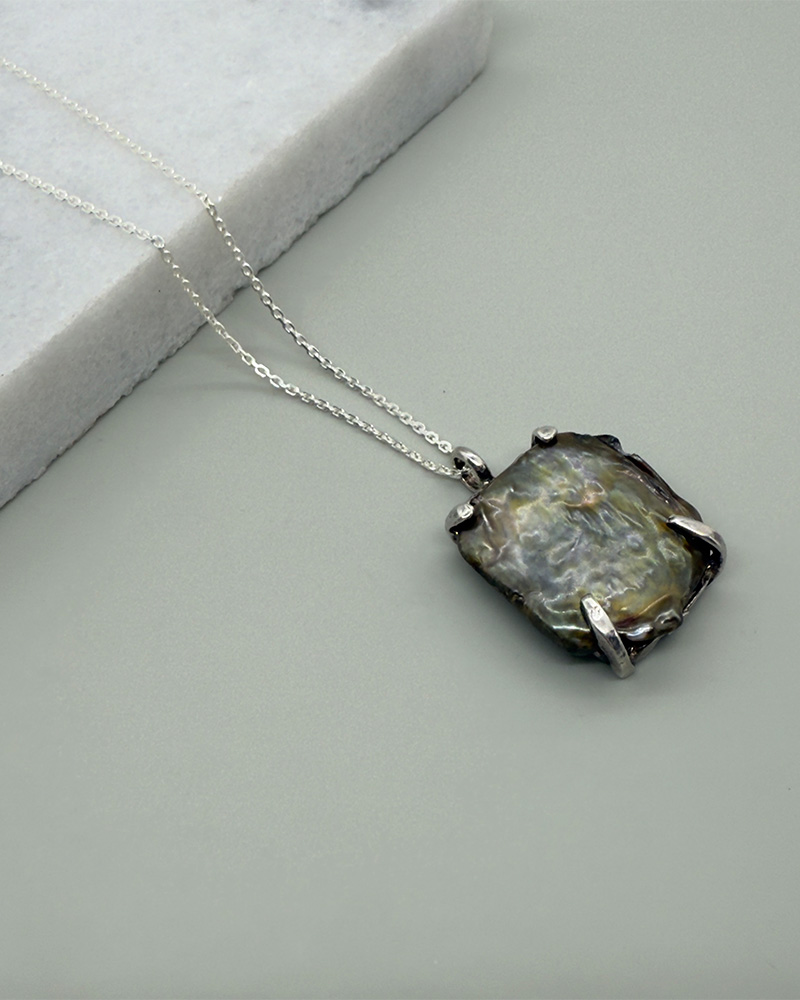 Dije perla cultivada barroca base y cadena plata 9.25