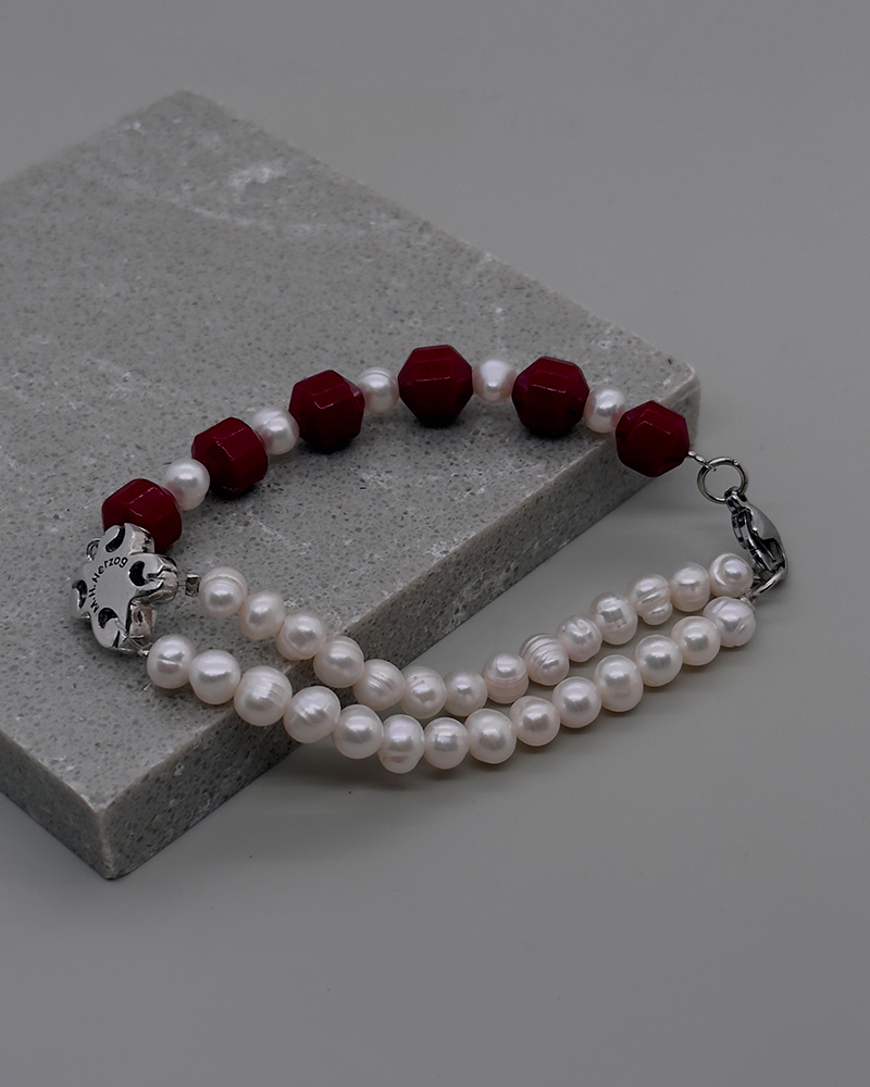 Pulsera con perla cultivada, piedra coralina y centro de plata 9.25