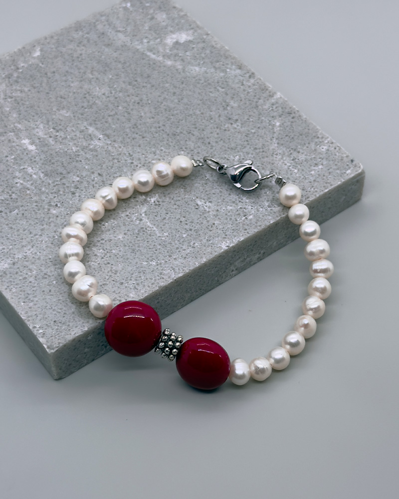 Pulsera con perlas cultivadas y piedra coralina