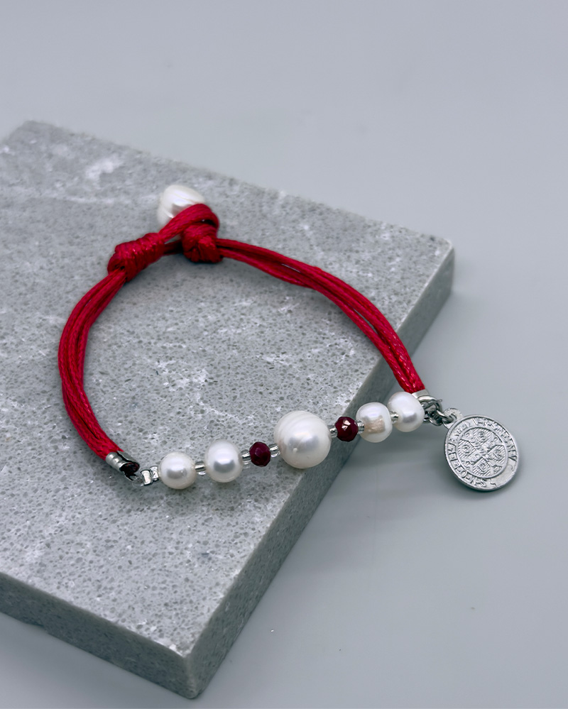 Pulsera hilo encerado con perlas y medalla san benito
