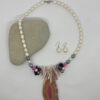 Collar y aretes con perlas cultivadas barrocas y redondas y piedra agata