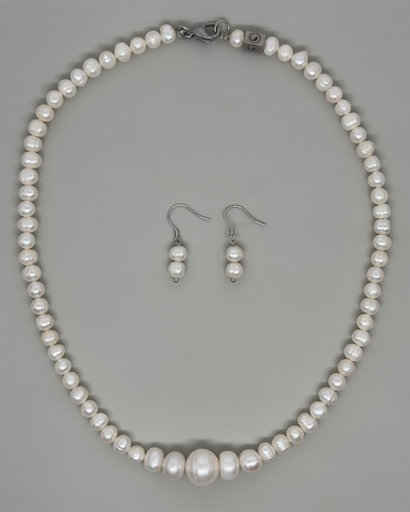 Collar y aretes con perlas cultivadas