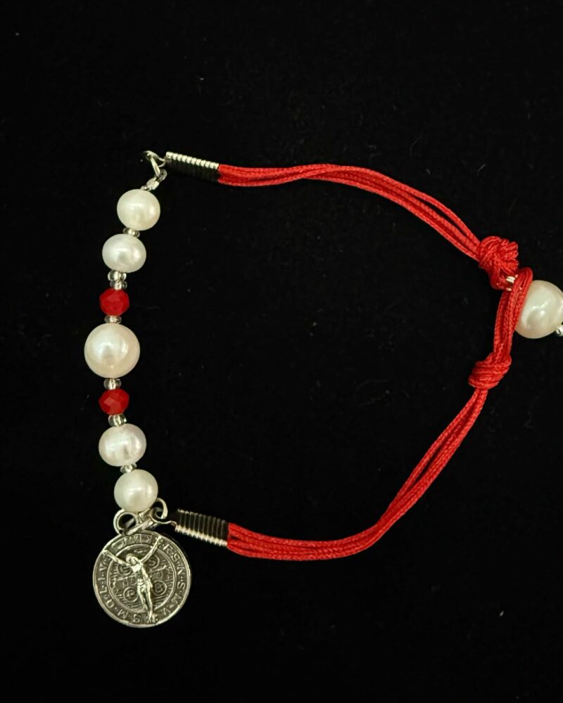 Pulsera hilo encerado con perlas y medalla san benito