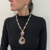 Collar y aretes con perlas cultivadas redondas y piedra preciosa - Imagen 3