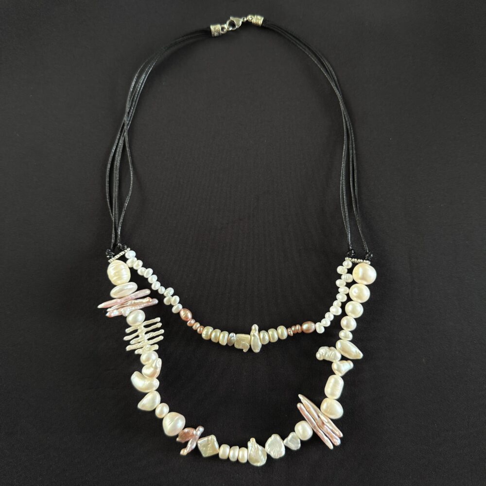 Collar y aretes con perlas cultivadas barrocas y redondas