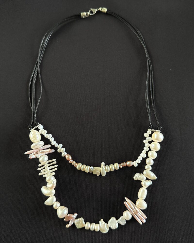 Collar y aretes con perlas cultivadas barrocas y redondas