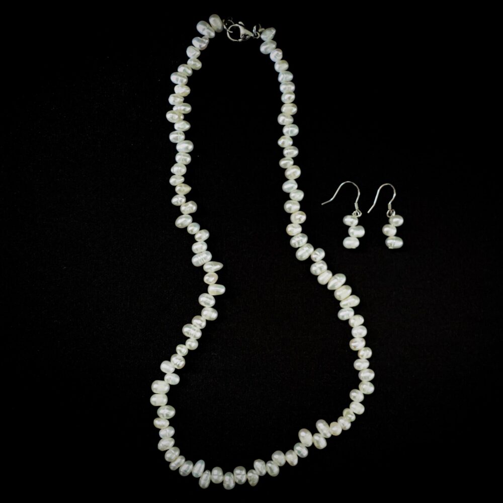 Collar y aretes con perlas cultivadas de 4mm