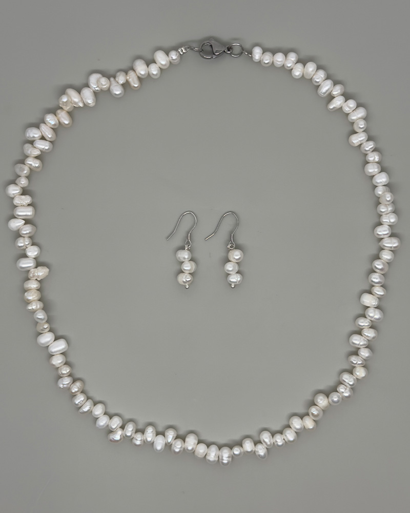 Collar y aretes con perlas cultivadas de 4mm