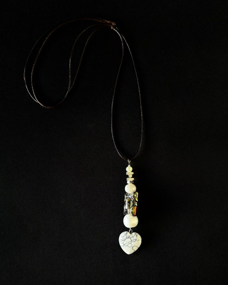 Collar de hilo cafe con dije de cristales perlas y un corazon de piedra
