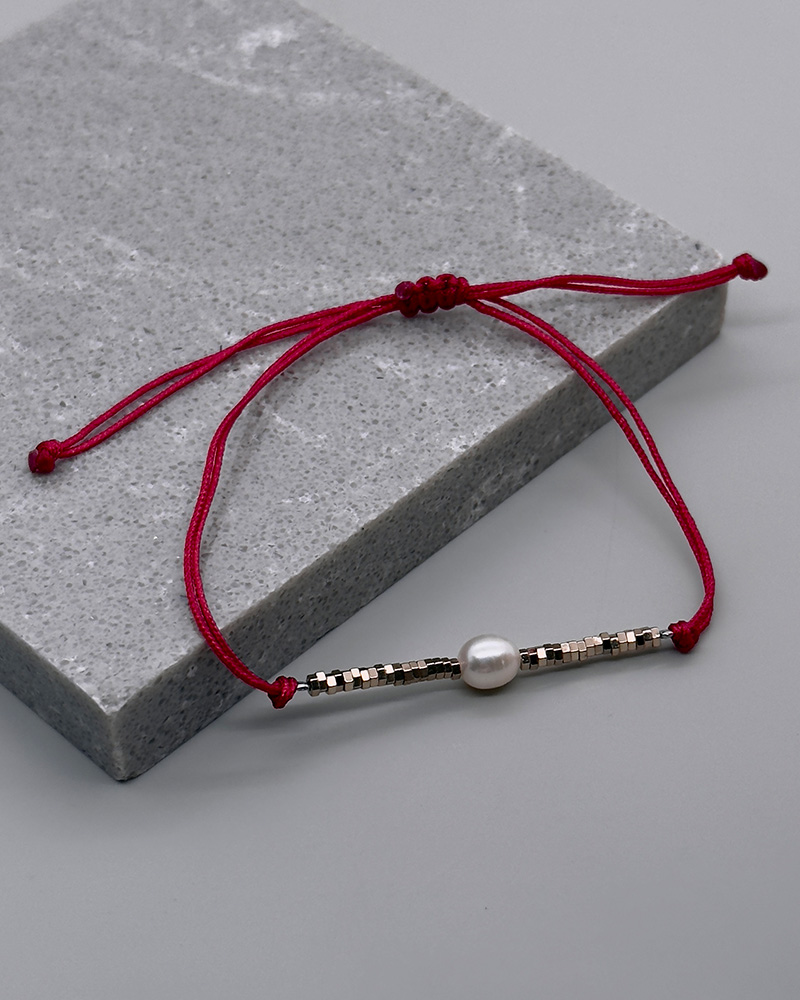 Pulsera ajustable de hilo rojo con separadores dorados y perla cultivada
