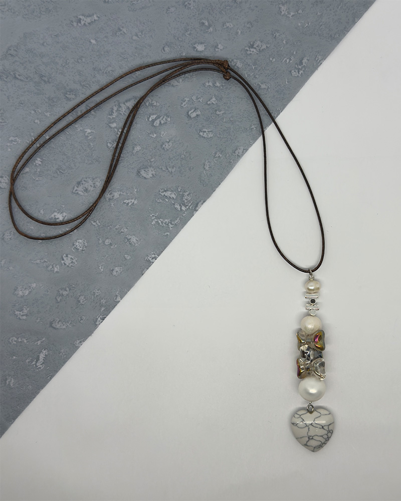 Collar de hilo cafe con dije de cristales perlas y un corazon de piedra