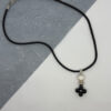 Collar con cordon negro y un dije de cristales con perla cultivada