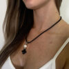 Collar con cordon negro y un dije de cristales con perla cultivada - Imagen 4