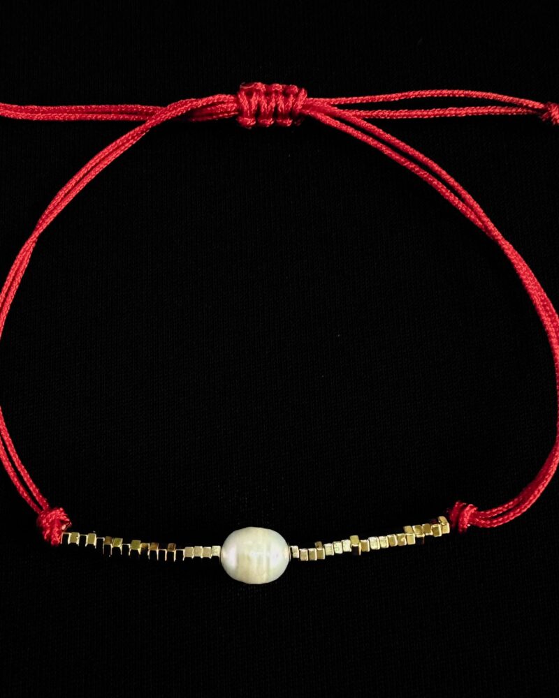 Pulsera ajustable de hilo rojo con separadores dorados y perla cultivada