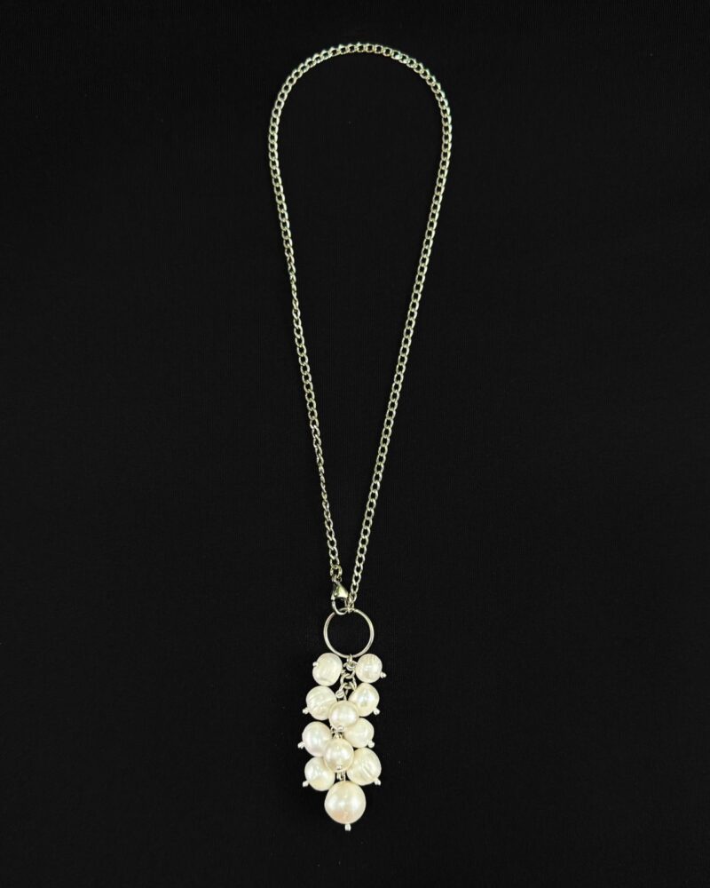 Collar con cadena de acero y dije racimo de perlas cultivadas