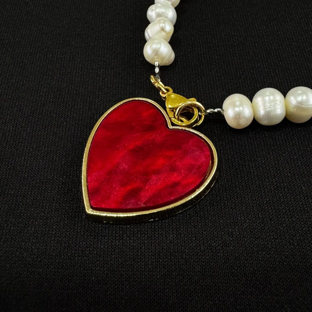 Pulsera con perlas cultivadas y dije de corazón rojo - Imagen 3