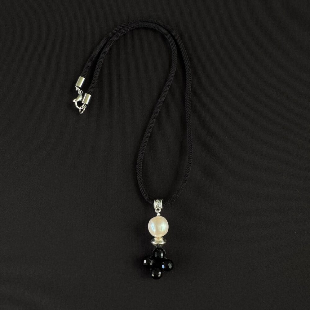 Collar con cordon negro y un dije de cristales con perla cultivada