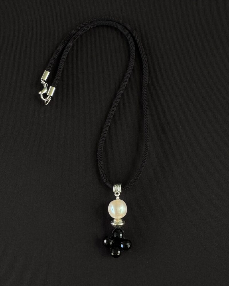 Collar con cordon negro y un dije de cristales con perla cultivada