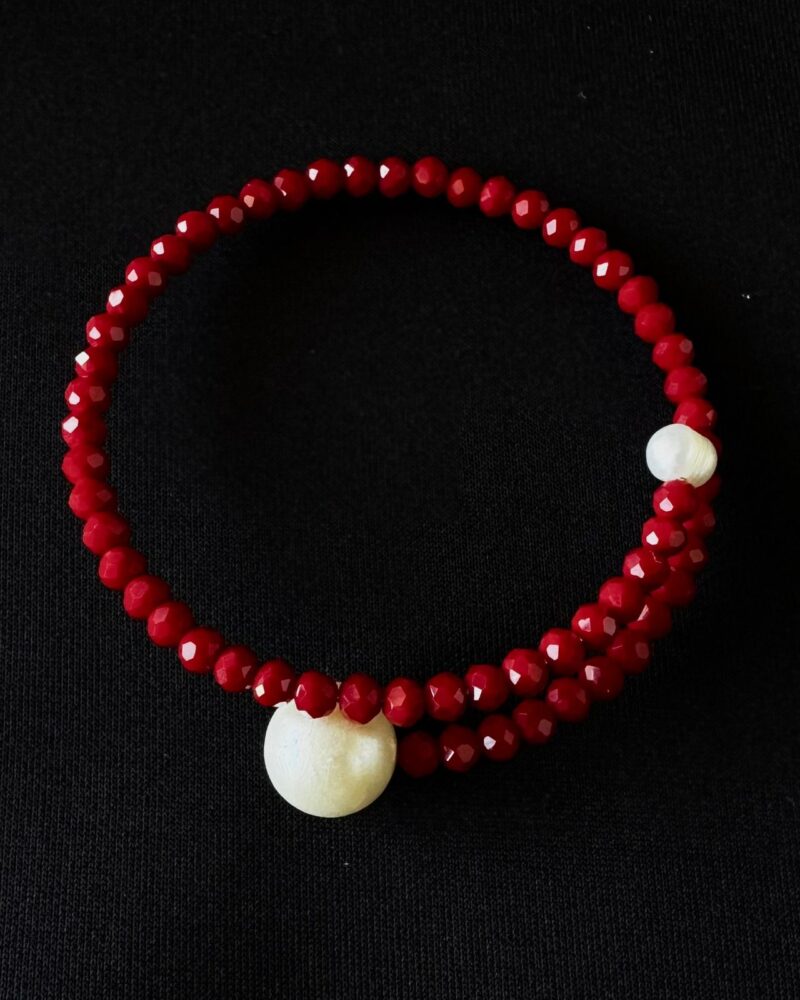 Pulsera de alambre con cristales rojos y perlas cultivadas