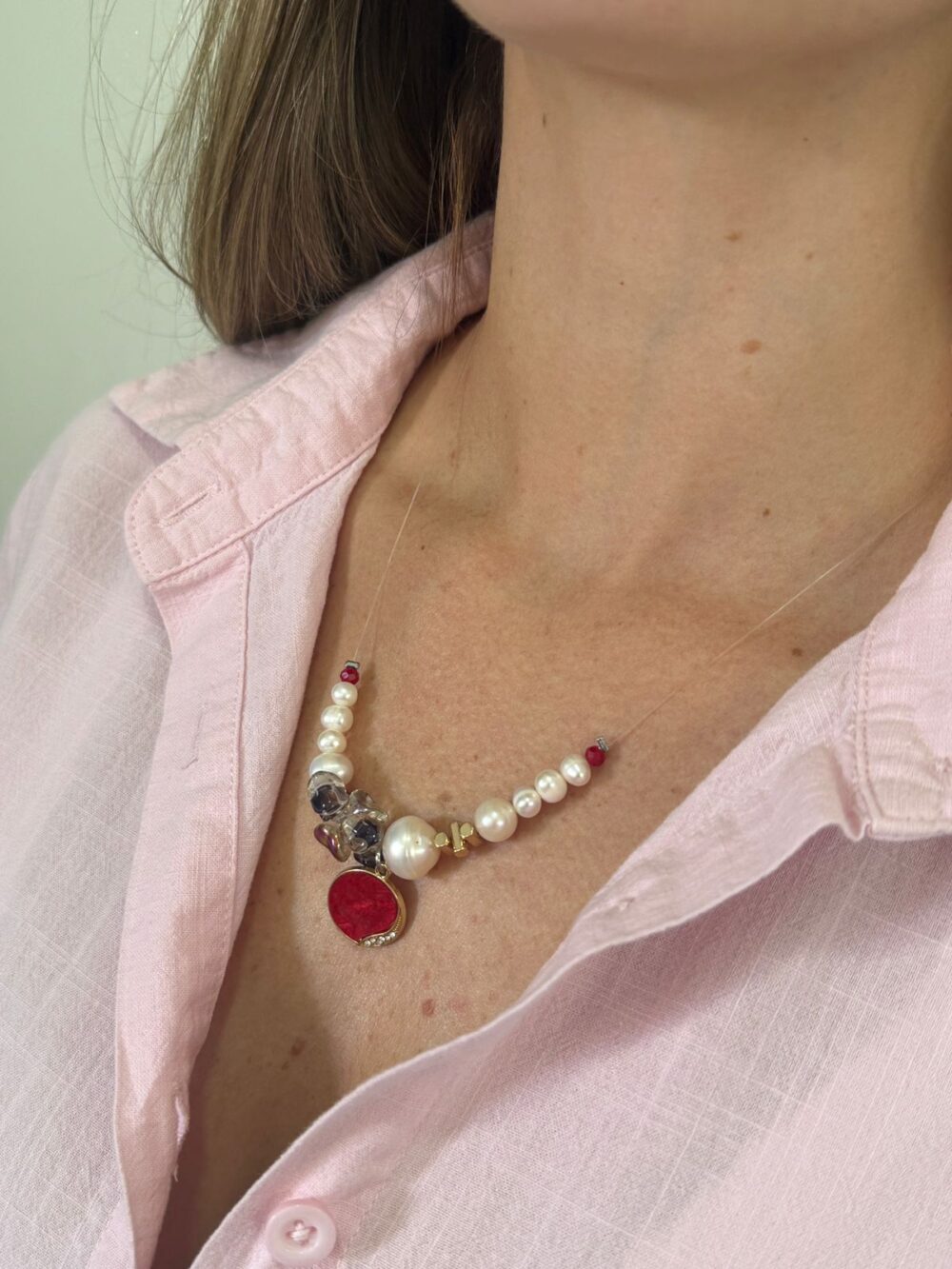 Collar con centro de perlas cultivadas, cristales, dije rojo - Imagen 4