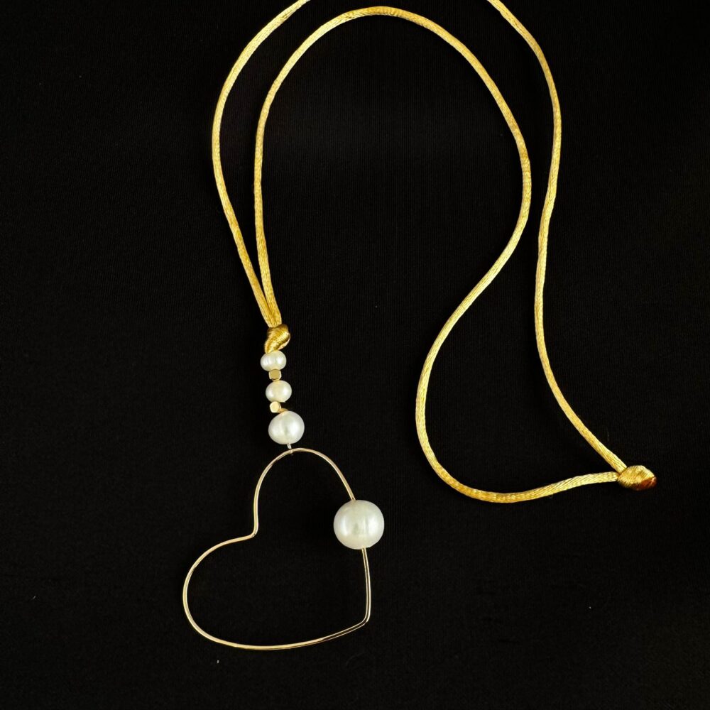 Collar de cordon dorado con dije de corazon y perlas cultivadas