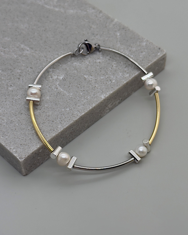 Pulsera con tubos dorados, plateados y perlas cultivadas
