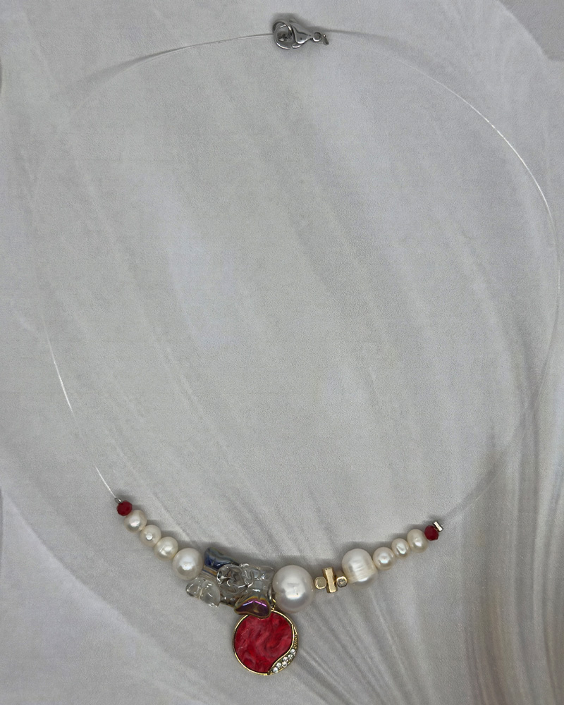 Collar con centro de perlas cultivadas, cristales, dije rojo