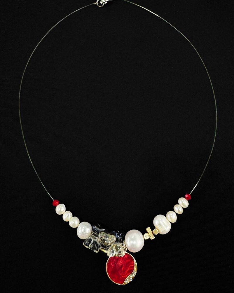 Collar con centro de perlas cultivadas, cristales, dije rojo