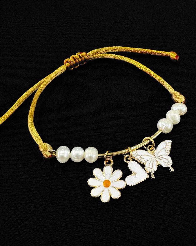 Pulsera ajustable con cordon dorado, dijes y perlas cultivadas