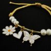 Pulsera ajustable con cordon dorado, dijes y perlas cultivadas - Imagen 2