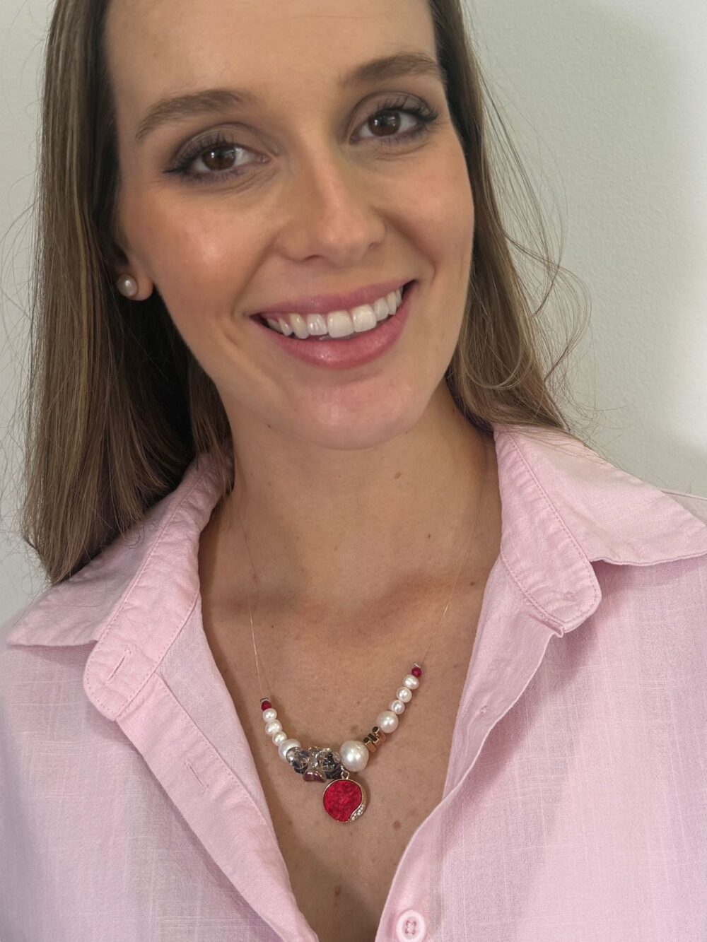 Collar con centro de perlas cultivadas, cristales, dije rojo - Imagen 2