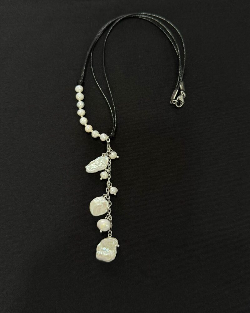 Collar de hilo con perlas cultivadas redondas y centro de cadena de acero con perlas cultivadas barrocas
