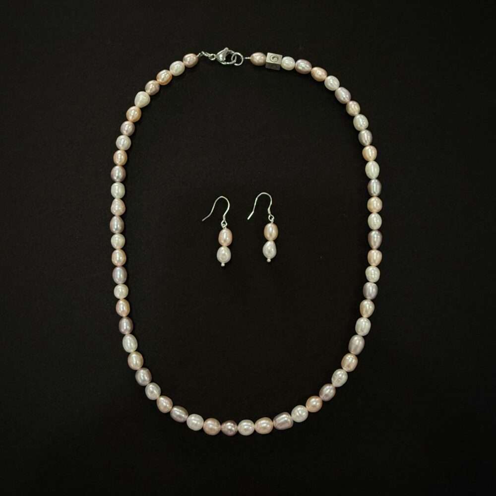 Set de collar y aretes con perlas cultivadas ovaladas