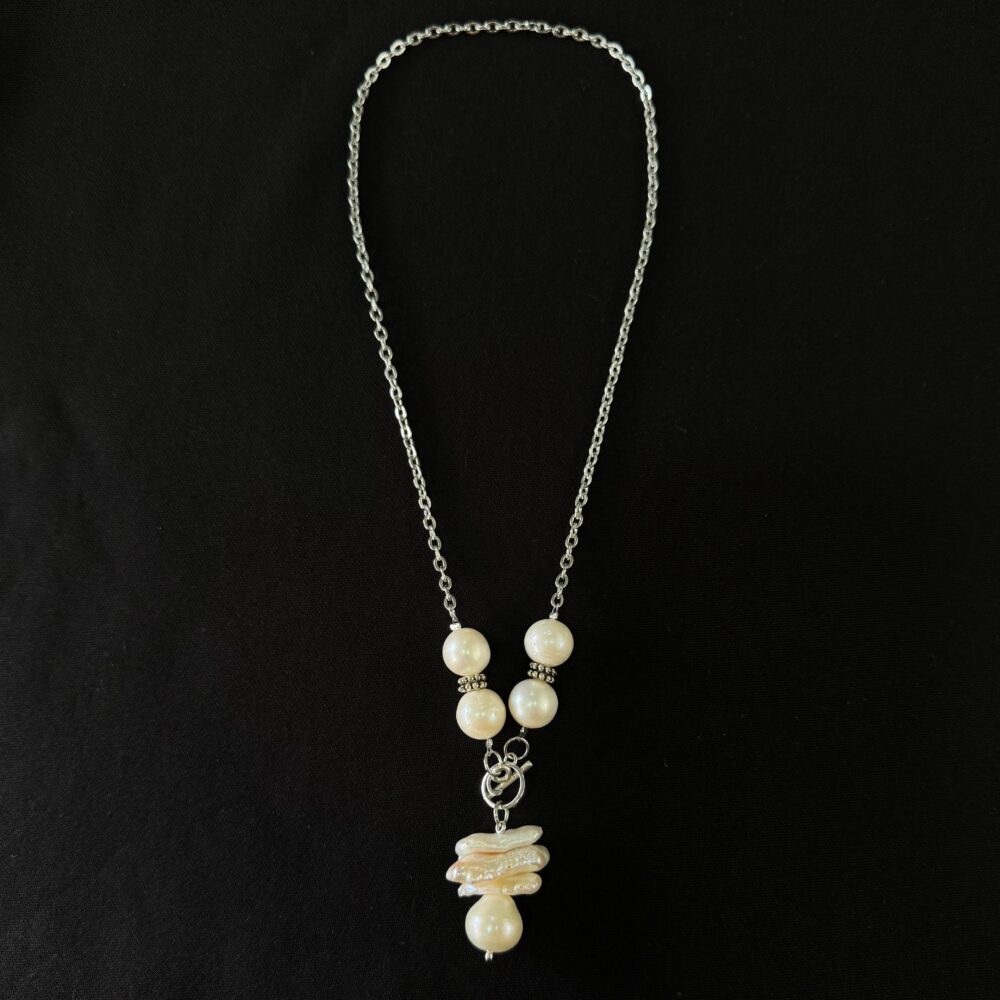 Collar con cadena de acero y perlas de 10mm