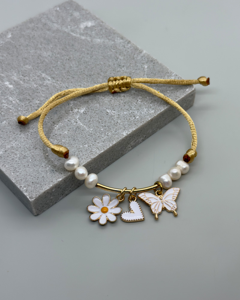 Pulsera ajustable con cordon dorado, dijes y perlas cultivadas (copia)