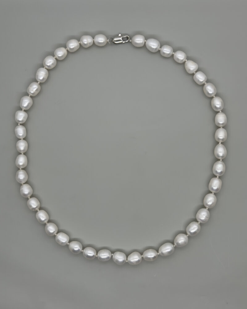 Collar clásico anudado con perlas blancas