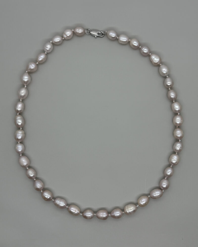 Collar clásico anudado con perlas rosadas